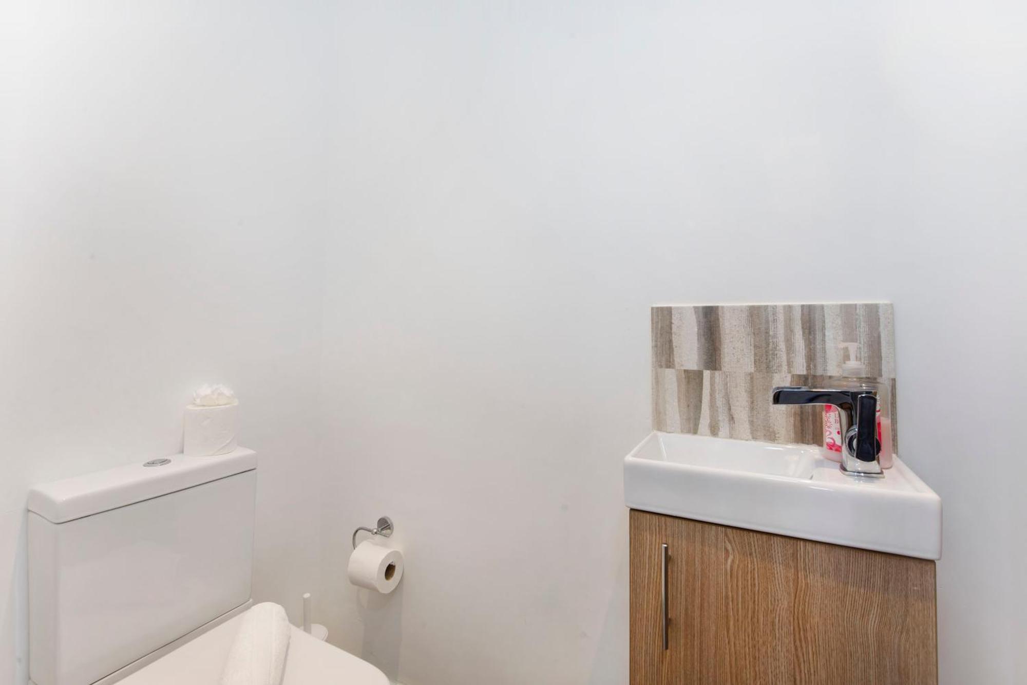 White House Apartments-Free Parking 1 Car Per Apartment Йорк Екстериор снимка