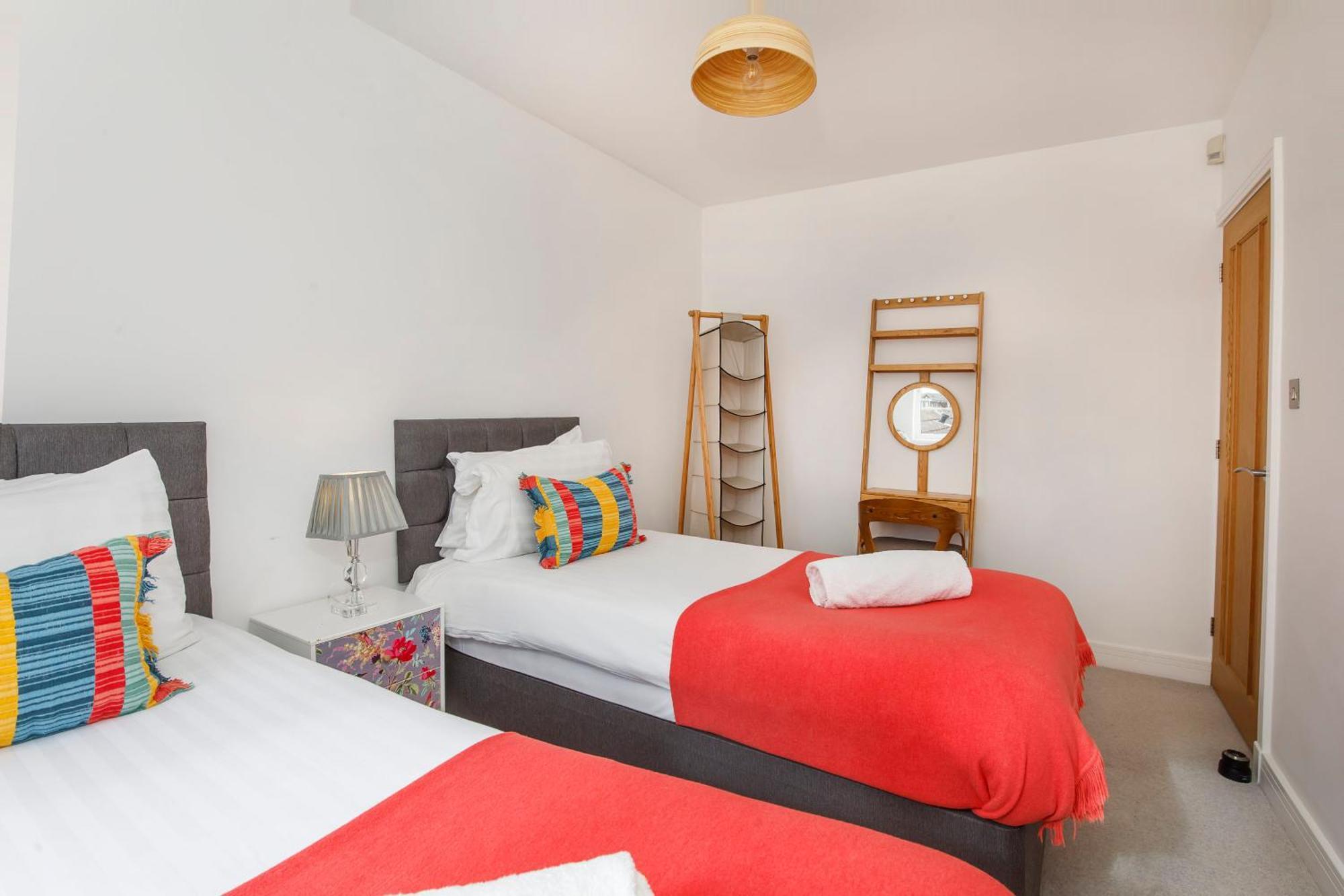 White House Apartments-Free Parking 1 Car Per Apartment Йорк Екстериор снимка