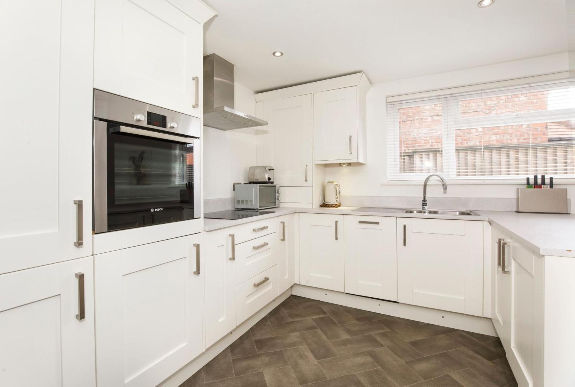 White House Apartments-Free Parking 1 Car Per Apartment Йорк Екстериор снимка
