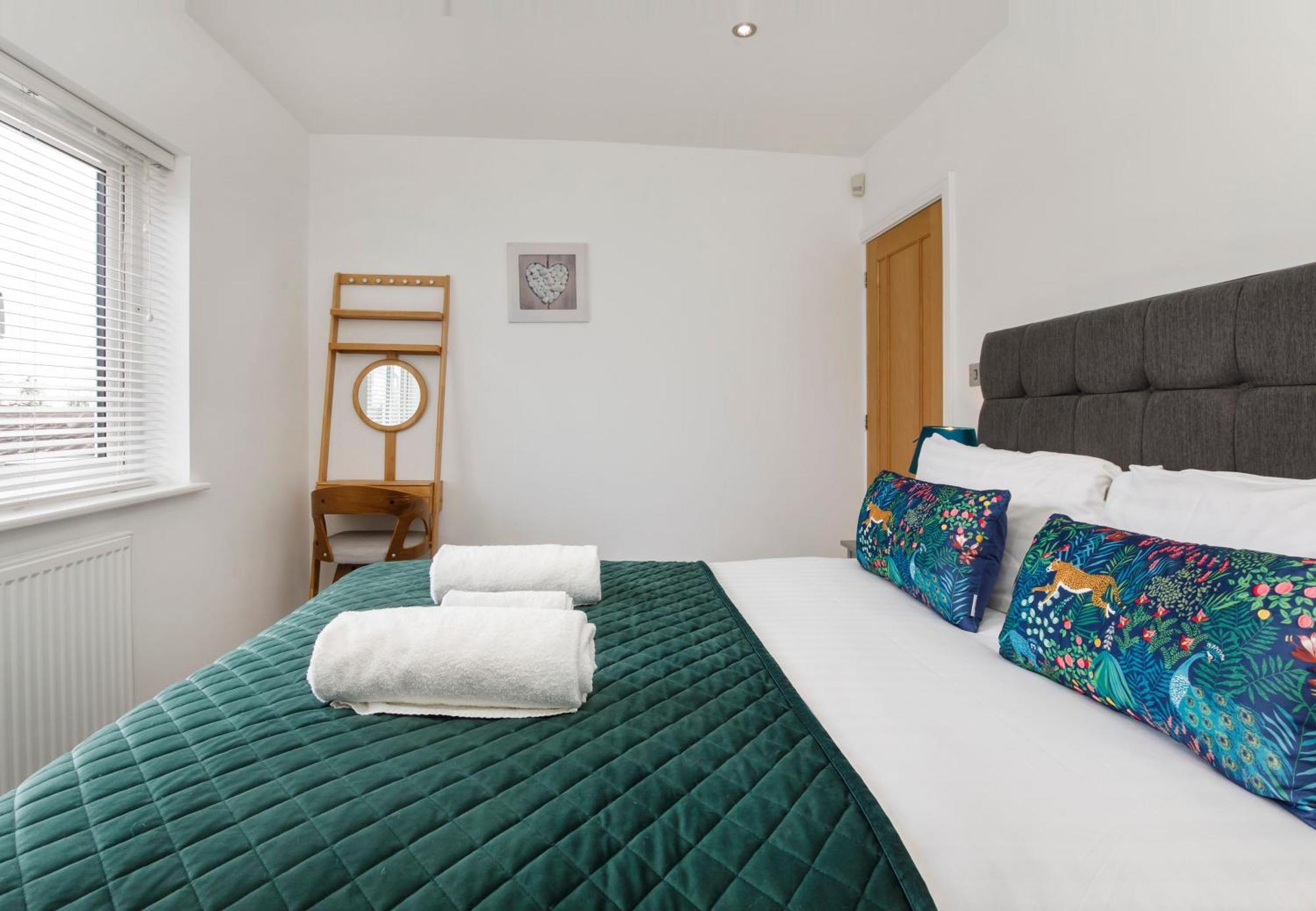 White House Apartments-Free Parking 1 Car Per Apartment Йорк Екстериор снимка