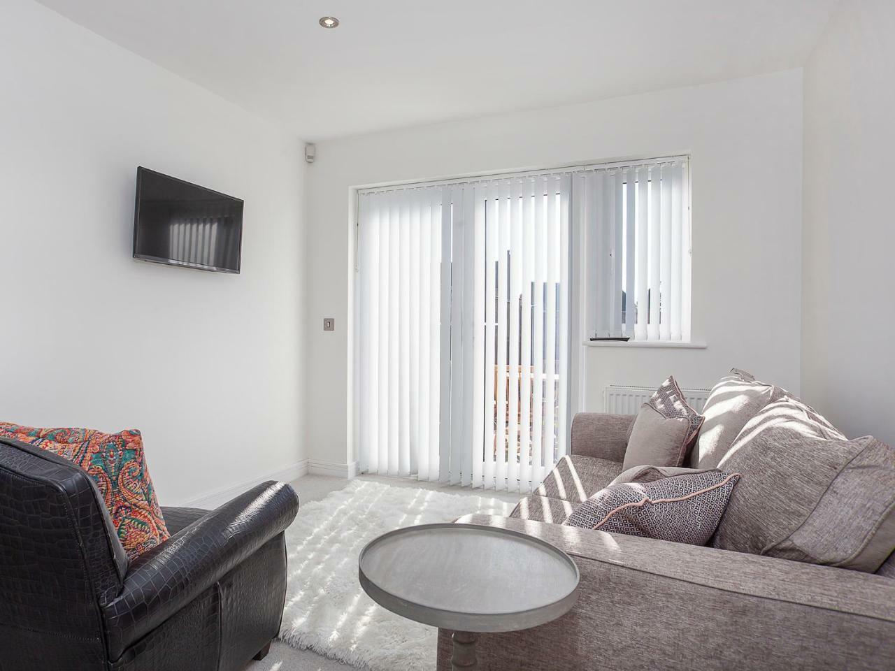 White House Apartments-Free Parking 1 Car Per Apartment Йорк Екстериор снимка