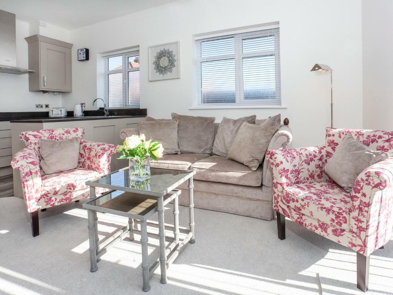White House Apartments-Free Parking 1 Car Per Apartment Йорк Екстериор снимка