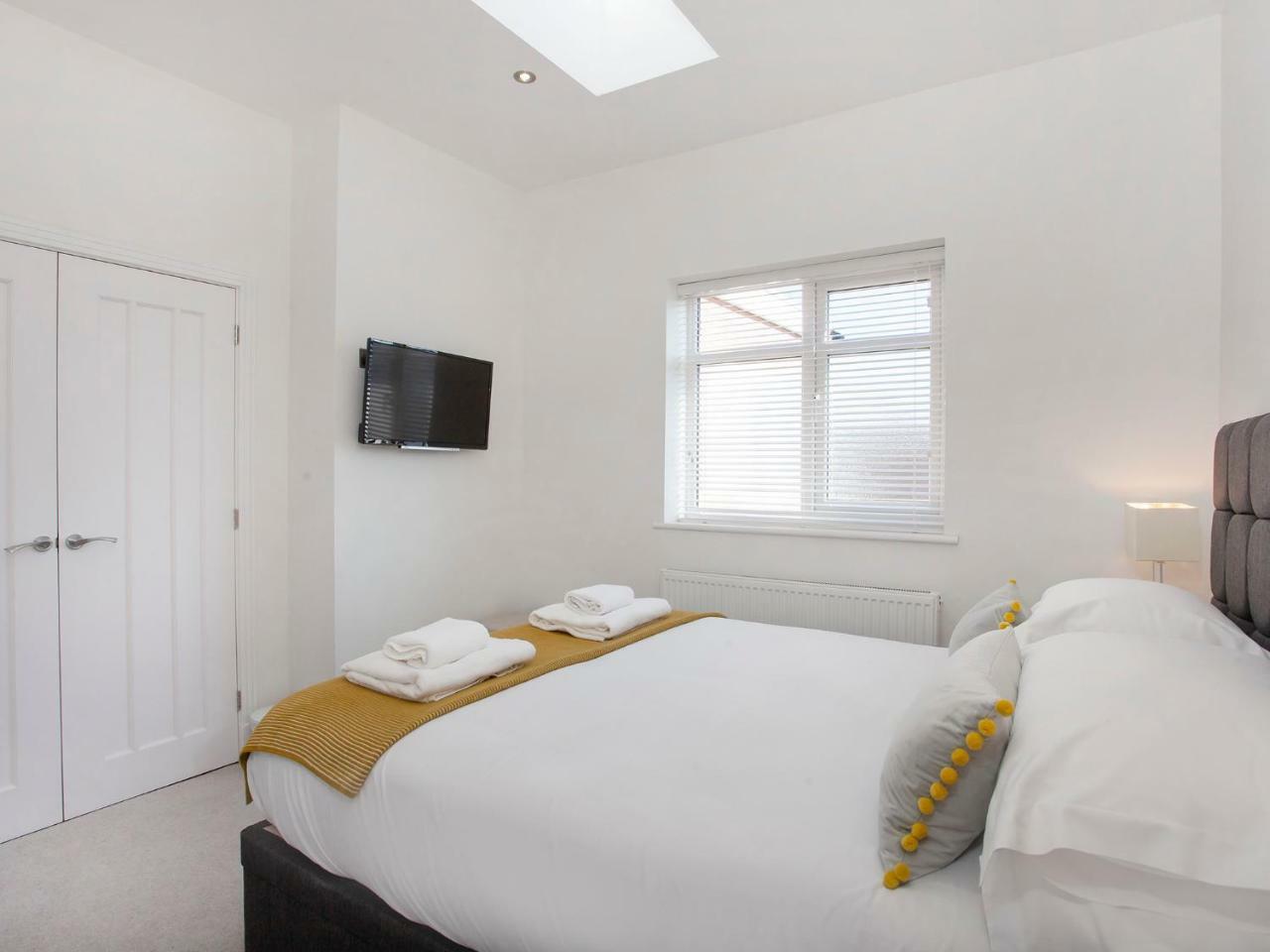 White House Apartments-Free Parking 1 Car Per Apartment Йорк Екстериор снимка