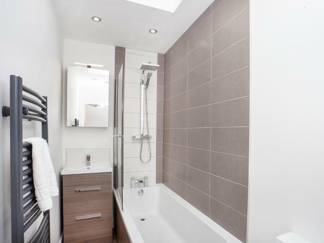 White House Apartments-Free Parking 1 Car Per Apartment Йорк Екстериор снимка