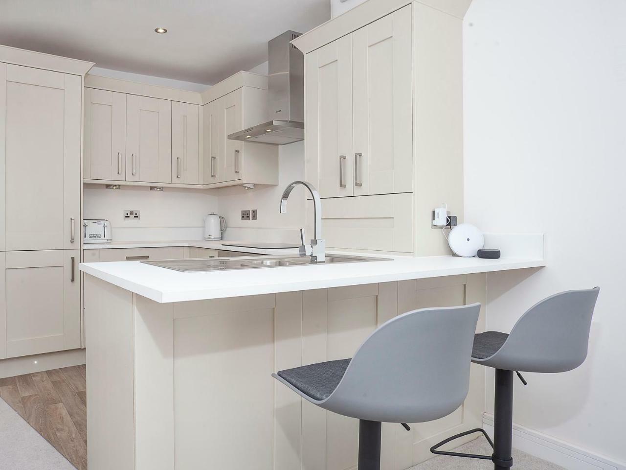 White House Apartments-Free Parking 1 Car Per Apartment Йорк Екстериор снимка