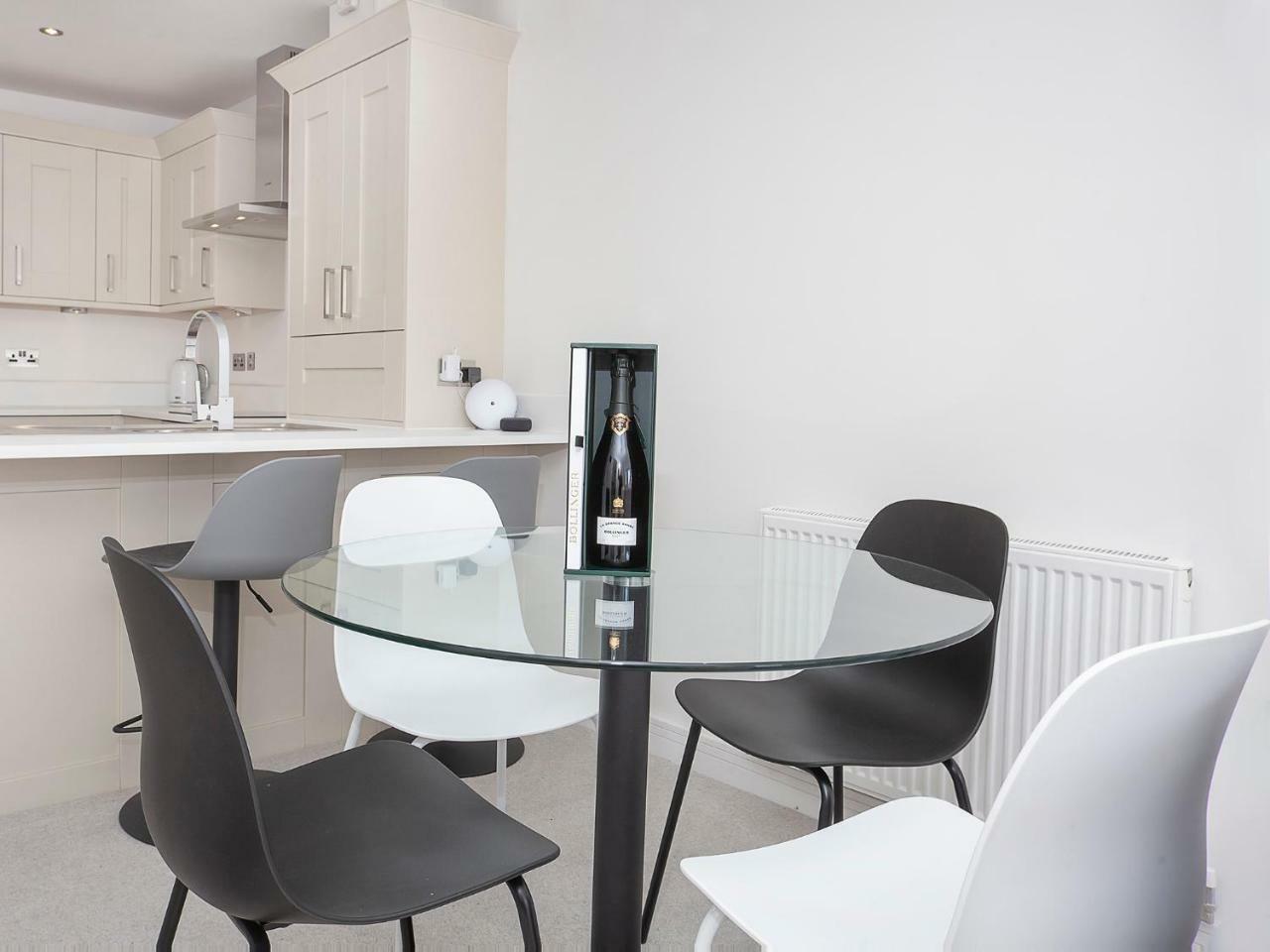 White House Apartments-Free Parking 1 Car Per Apartment Йорк Екстериор снимка