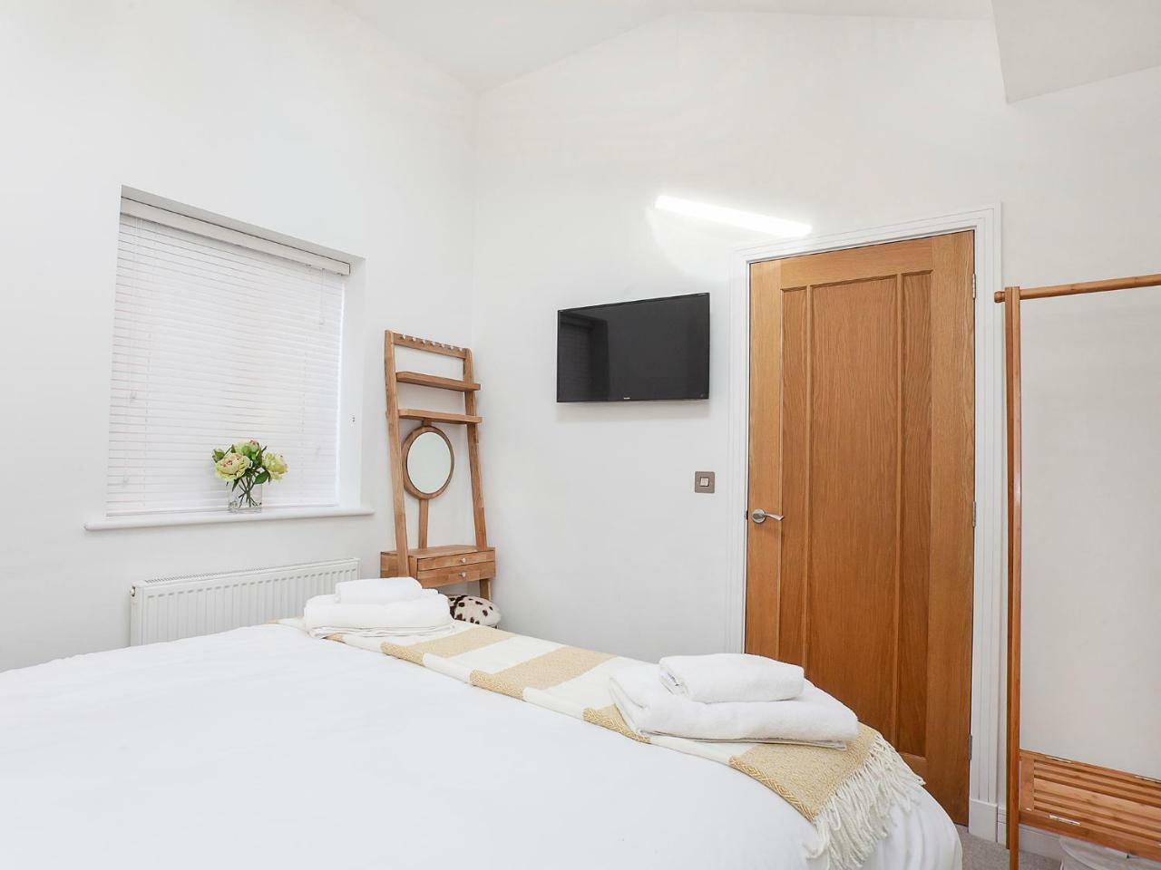 White House Apartments-Free Parking 1 Car Per Apartment Йорк Екстериор снимка