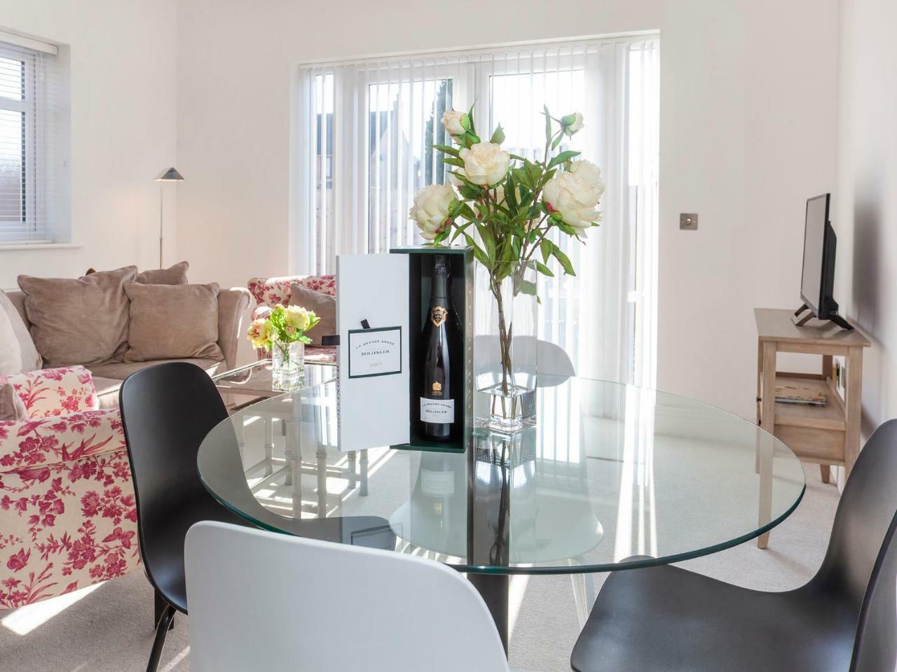 White House Apartments-Free Parking 1 Car Per Apartment Йорк Екстериор снимка