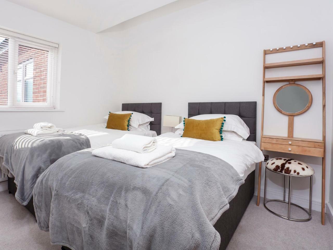 White House Apartments-Free Parking 1 Car Per Apartment Йорк Екстериор снимка