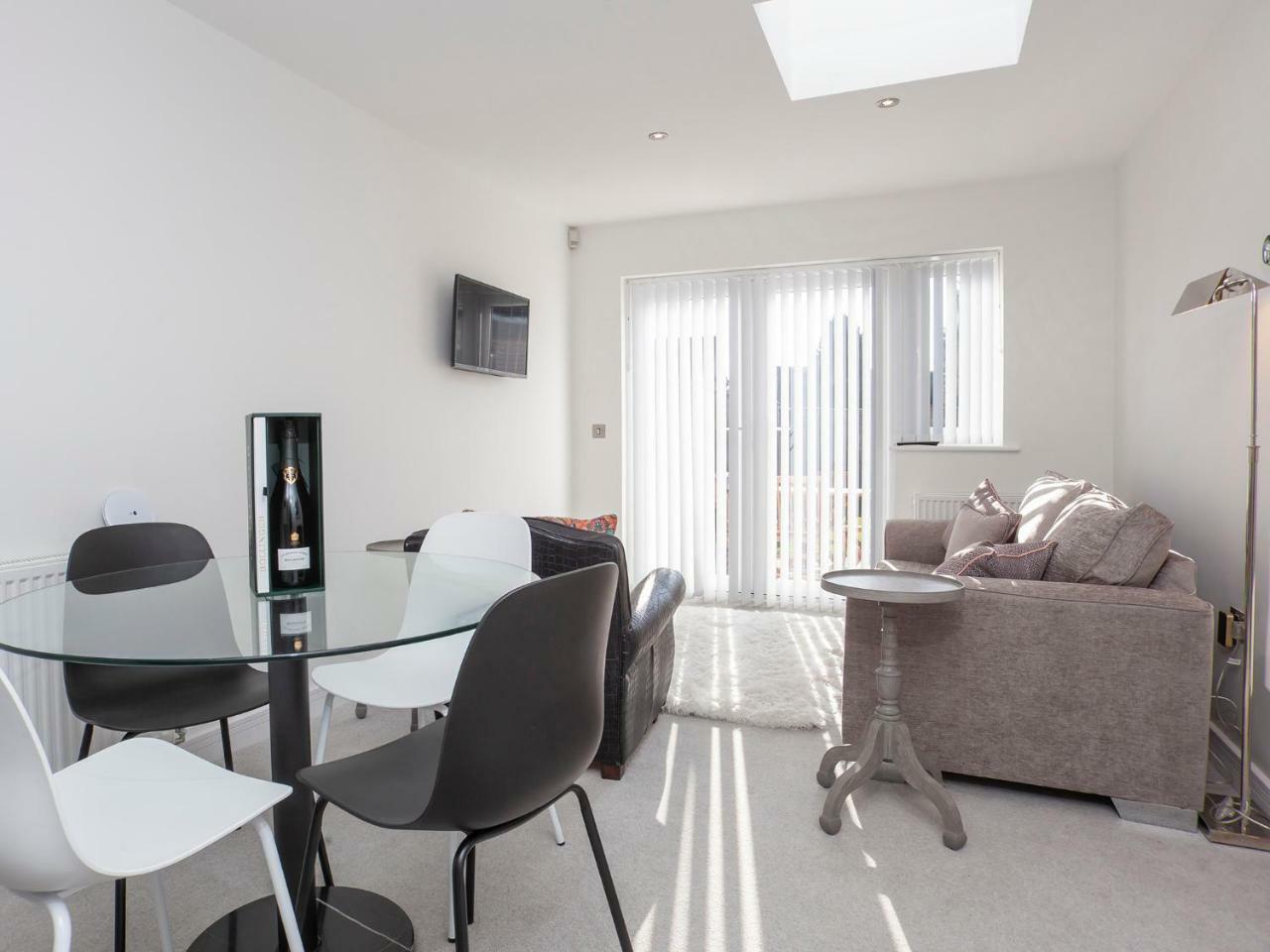 White House Apartments-Free Parking 1 Car Per Apartment Йорк Екстериор снимка