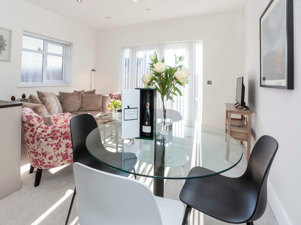 White House Apartments-Free Parking 1 Car Per Apartment Йорк Екстериор снимка