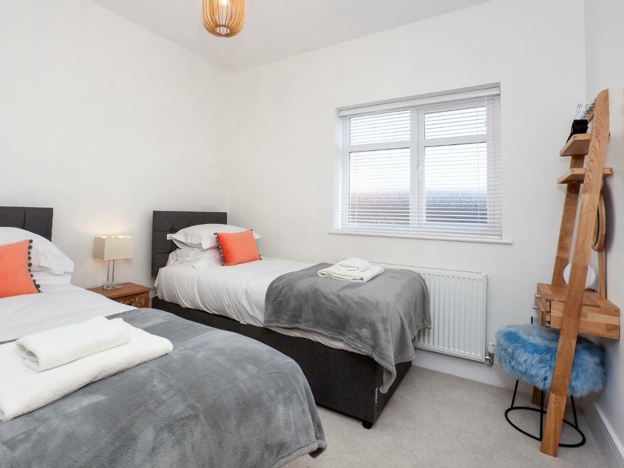 White House Apartments-Free Parking 1 Car Per Apartment Йорк Екстериор снимка