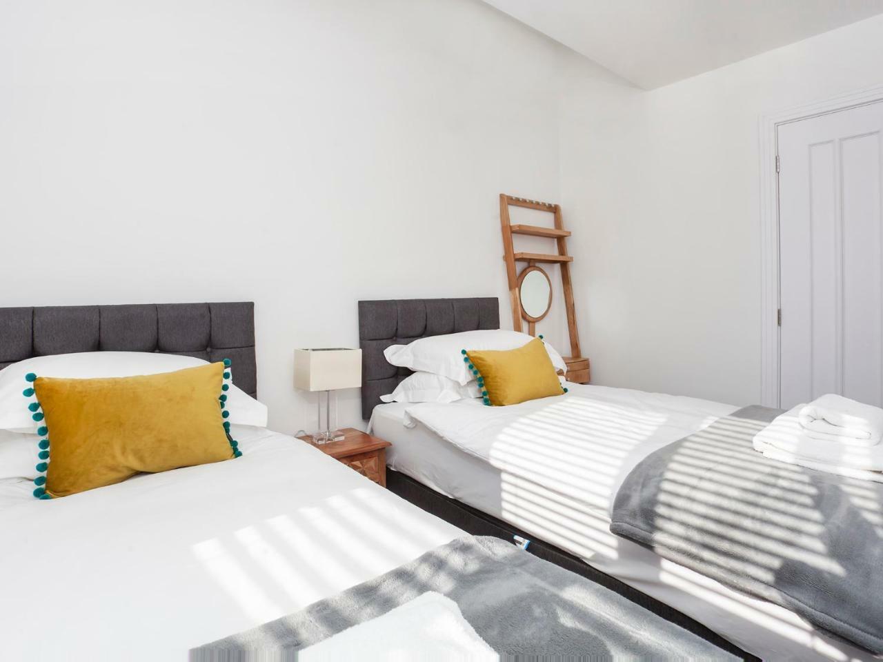 White House Apartments-Free Parking 1 Car Per Apartment Йорк Екстериор снимка