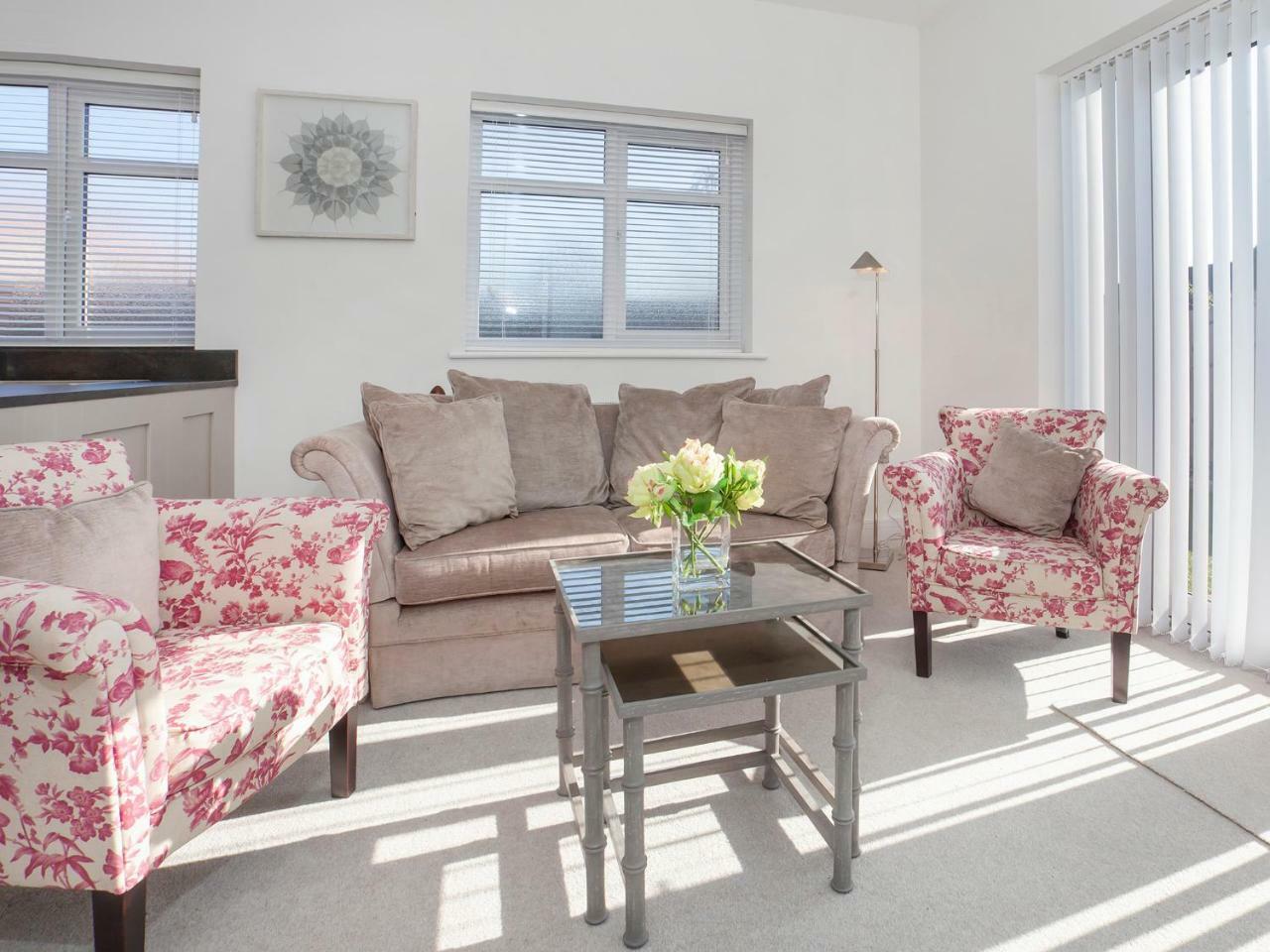 White House Apartments-Free Parking 1 Car Per Apartment Йорк Екстериор снимка