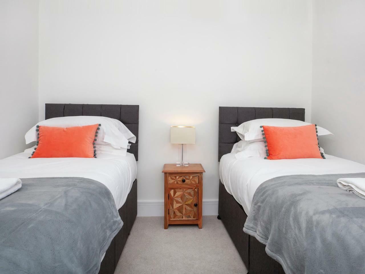 White House Apartments-Free Parking 1 Car Per Apartment Йорк Екстериор снимка