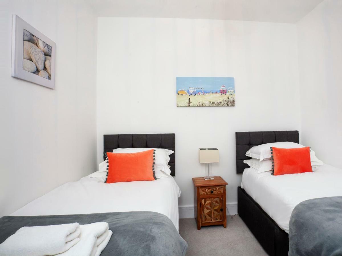 White House Apartments-Free Parking 1 Car Per Apartment Йорк Екстериор снимка